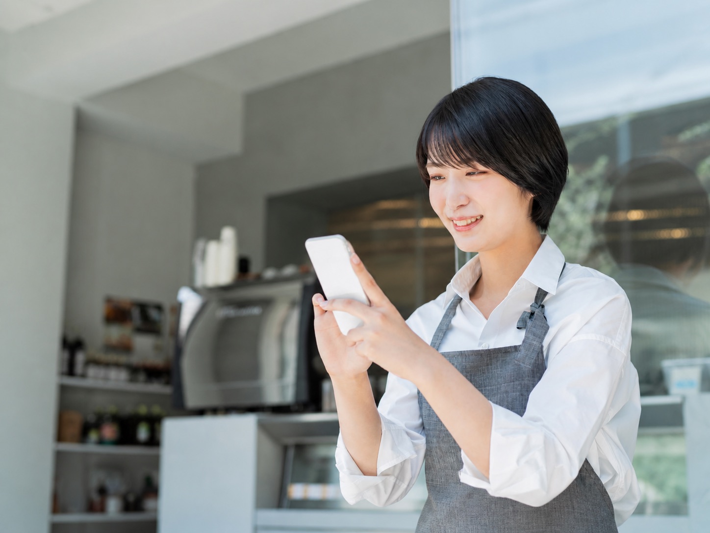 口コミの内容を確認する女性