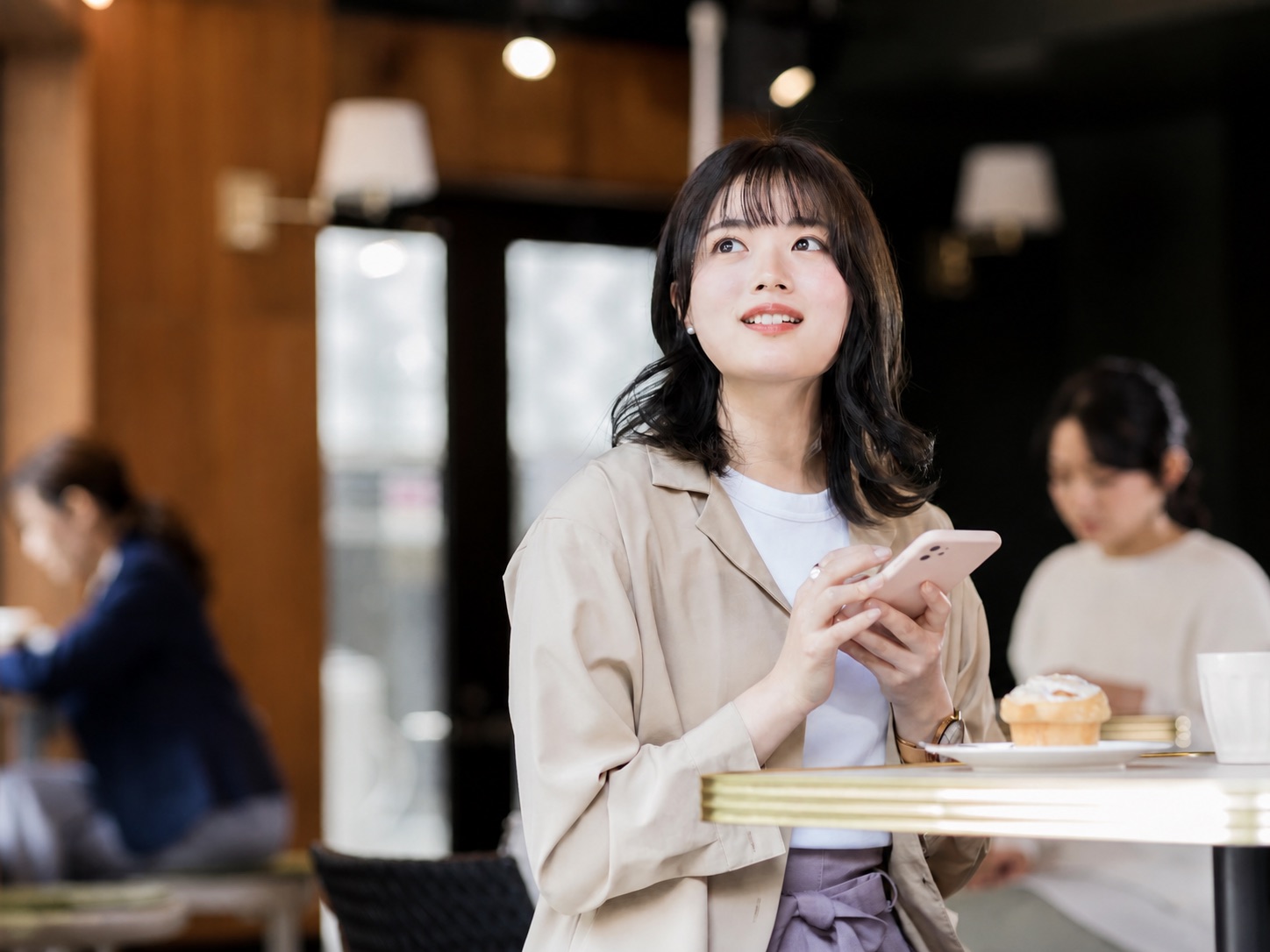 口コミを考える女性