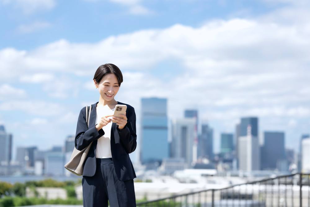 スマートフォンで口コミを確認するビジネスパーソン