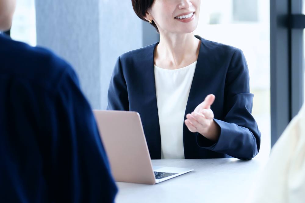 専任担当が店舗にサービスを説明している様子