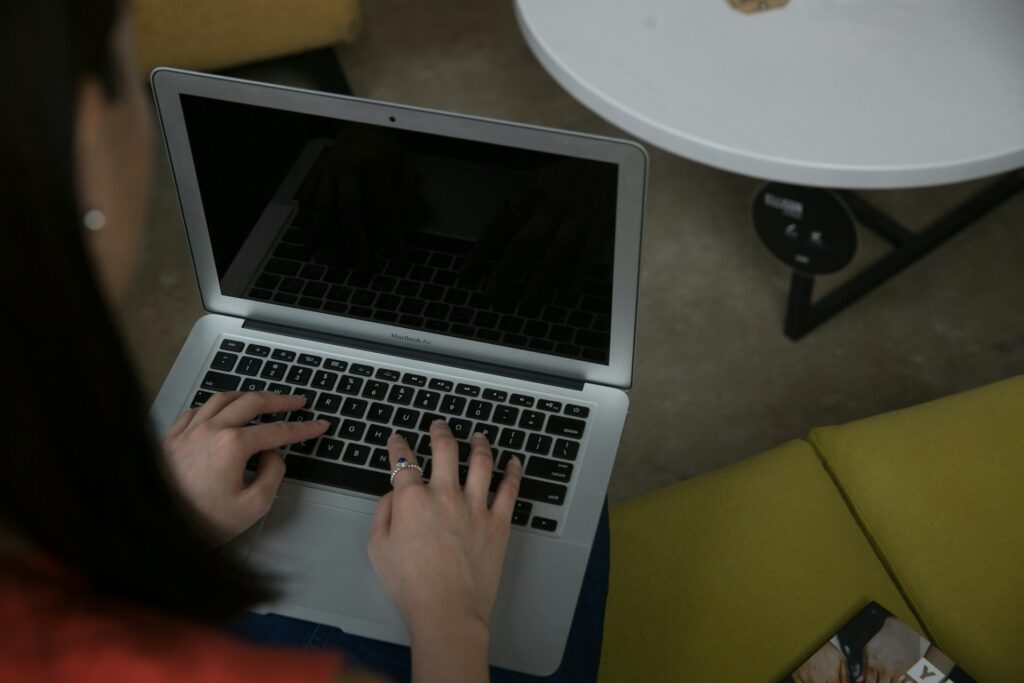 ノートパソコンで情報を更新するイメージ