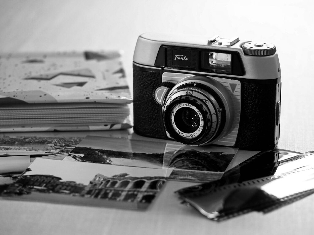 写真とカメラを並べたイメージ