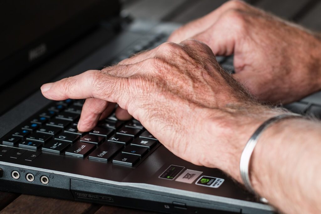stevepb-hands-545394_1280